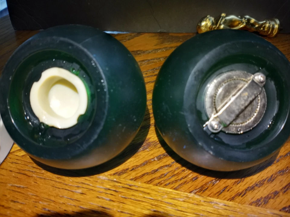 Зеленый круглый шарик солонка и перечница с кофемолкой - Изображение 3 из 4