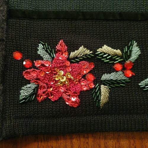 QUACKER FACTORY Weihnachtspullover Cardigan mittelgrün Stechpalme bestickt Reißverschluss  - Bild 2 von 12