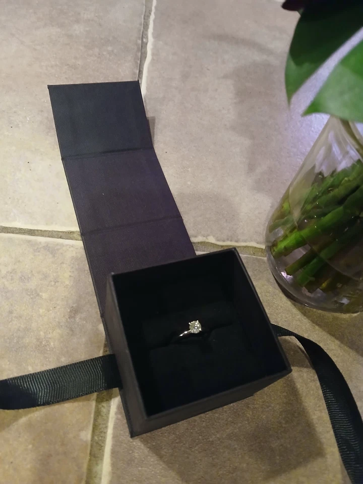 Anillo de compromiso de diamantes blancos naturales G-H VS2 de oro blanco de 14 quilates de 0,45 quilates 5,00 mm Foto 3 de 4