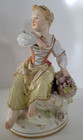 Antike KPM Berlin Figur Mädchen mit Blumenkorb, polychrome Bemalung mit Gold