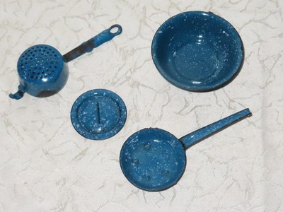 Set of 4 pieces of tableware for enamel dolls pots, stoves circa 1920!