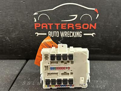 04-06 TITAN ENGINE MOTOR UNDER HOOD FUSE RELAY BOX 5.6 04-06 TITAN ENGINE MOTOR UNDER HOOD FUSE RELAY BOX 5.6