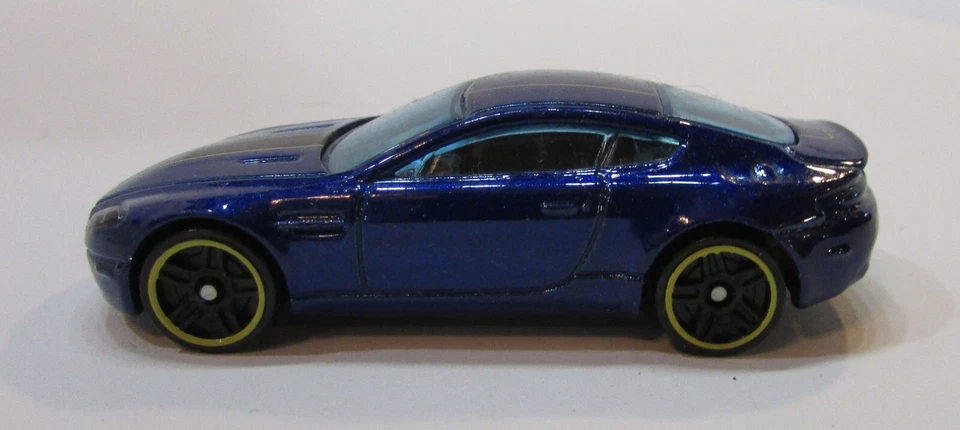 Coche de juguete fundido a presión Hot Wheels Aston Martin V8 Vantage 2015 vintage azul exótico 1:64 Foto 3 de 4