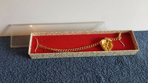 Vintage NOS Bowling Gold Tone 7" Bracelet Lady Bowler Heart Charm w/Box C3 - Picture 2 of 8