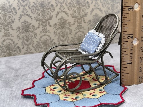 Dollhouse silver metal rocking chair and accessories - Picture 6 of 10