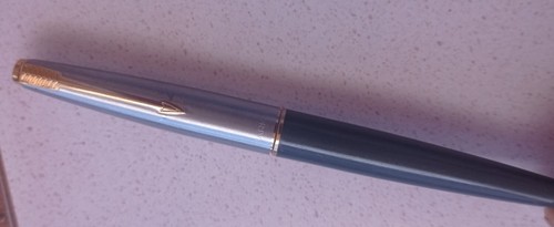 pluma PARKER 45 CON TAPA SEPILLADA Y CLIP DORADO EN FORMA DE FLECHA - Imagen 6 de 14