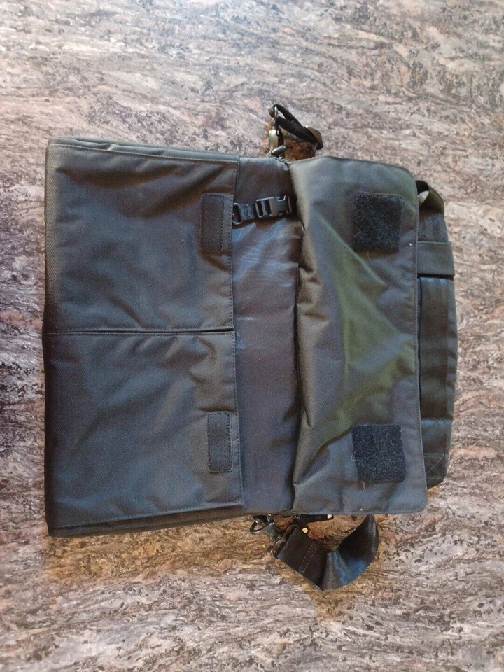 Bolso negro para computadora portátil Incase con correa para el hombro 15x12x2 lados suaves acolchado Foto 4 de 4