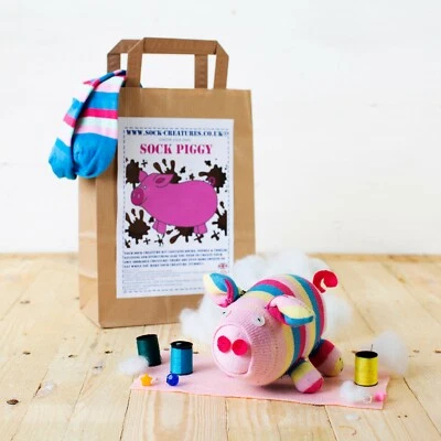 SOCK CREATURES Sock Piggy Craft Kit | Kit da cucire | Kit artigianale per bambini | Zoom party | Maiale artigianale
