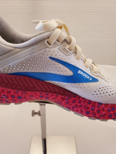 Zapatos para correr Brooks Adrenaline GTS 22 para mujer blancos con suela rosa caliente talla 7,5 - Imagen 15 de 18