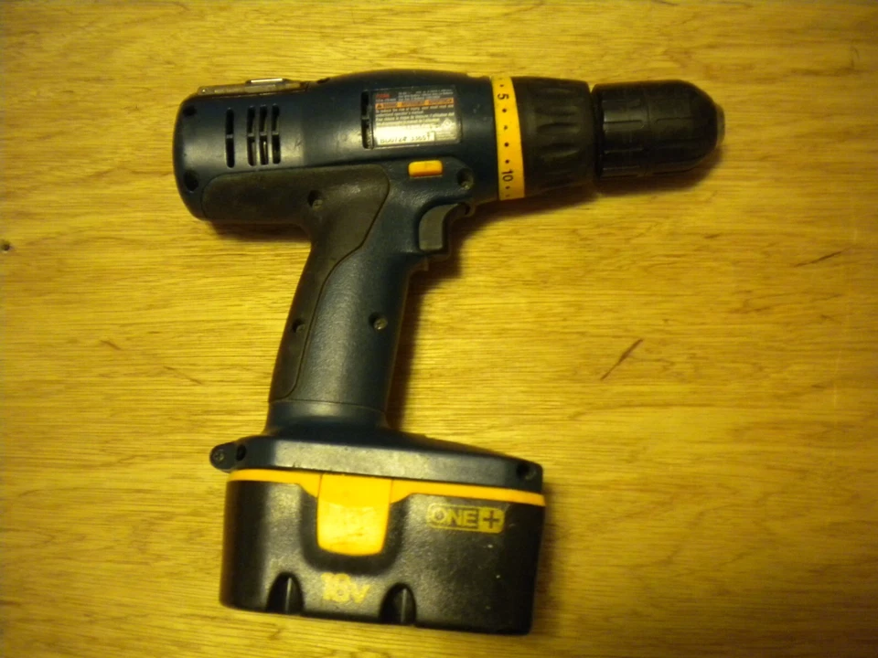 Taladro/destornillador Ryobi P206 con una batería Ryobi One+ 18V P100 1,3AH Ni-Cd Foto 2 de 2