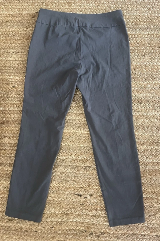 Женские приталенные серые эластичные брюки-капри Alfani со средней посадкой и контролем живота серые 10 - Изображение 4 из 4