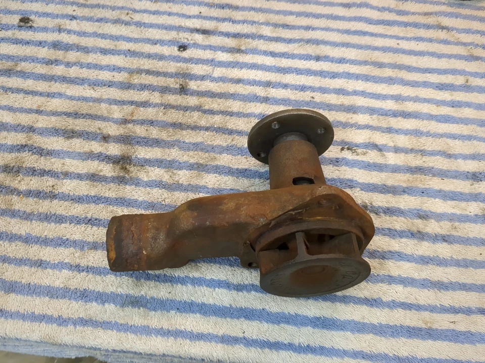 BOMBA DE AGUA STUDEBAKER EARLY CHAMPION SEIS 169 Y 185 1942-58 # 682630 Foto 3 de 4