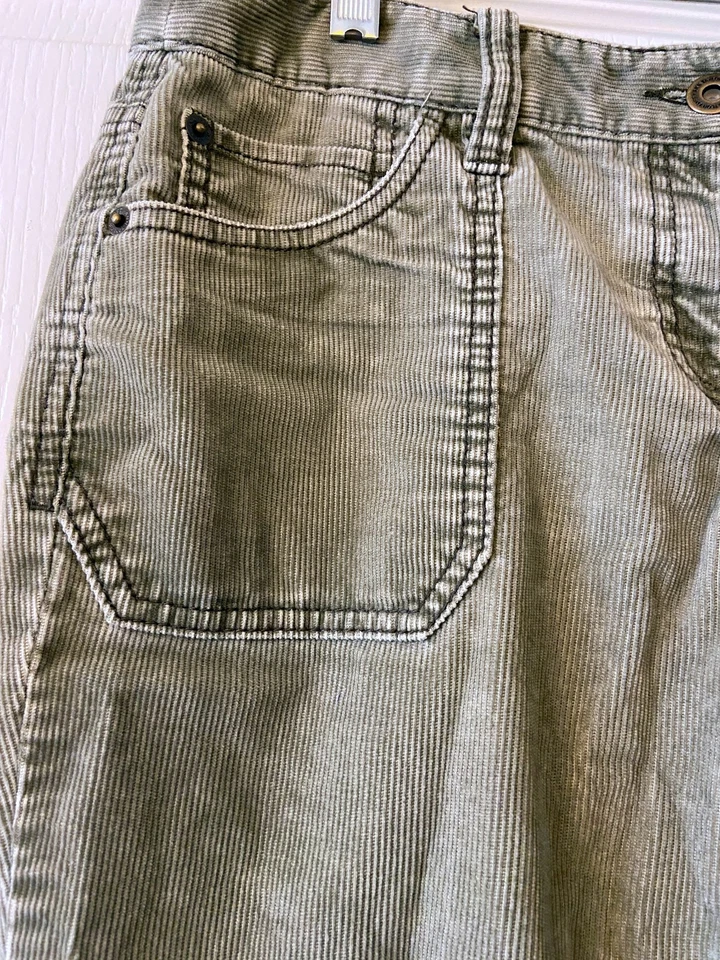 Pantalones Ann Taylor Loft Slim Bootcut tiro bajo pálido verde oliva pana 5 bolsillos 4 Foto 2 de 4