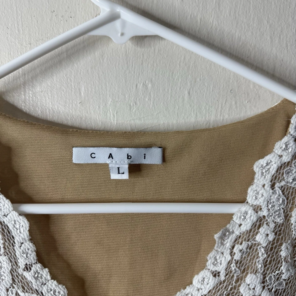 Camiseta sin mangas Cabi blanca encaje beige bola romántica talla grande Foto 3 de 4