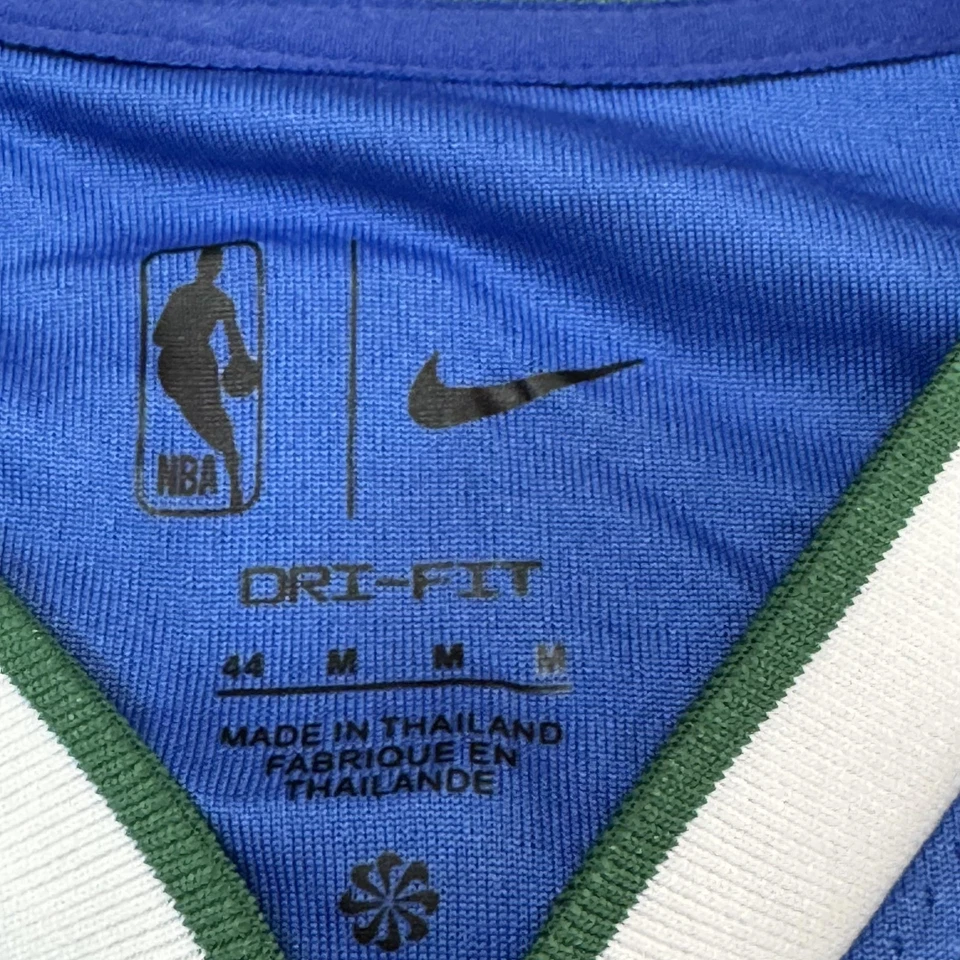 Camiseta Kyrie Irving Dallas Mavericks azul média Nike City Edition Swingman Mavs - Imagem 4 de 4