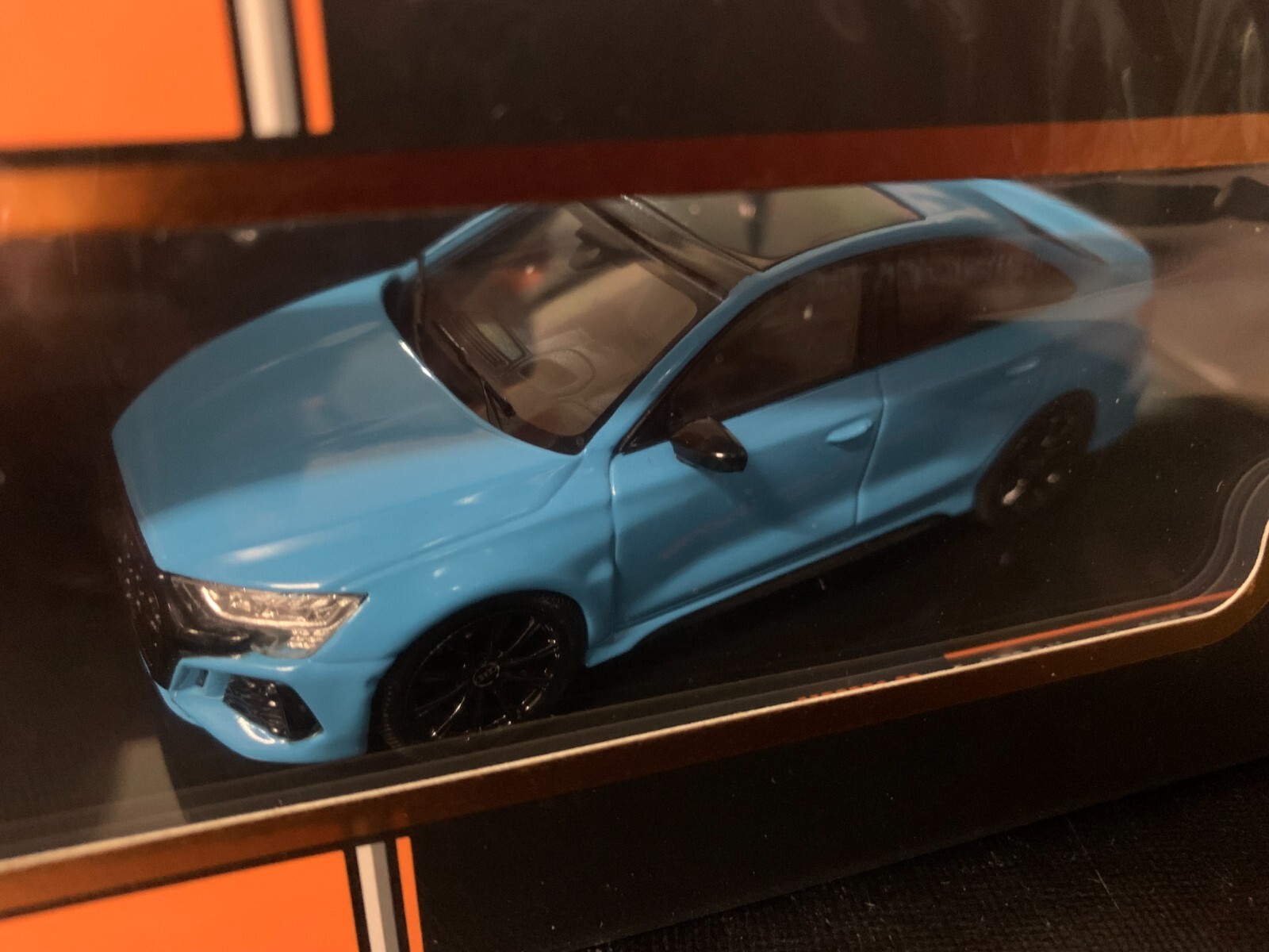 Audi RS3 Bleu IXO 1/43 voiture de collection haut de gamme avec socle