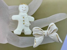 VINTAGE PORCELAIN GOLD RIM GINGER MAN RIBBON CHRISTMAS BROOCH PIN PAIR LENOX