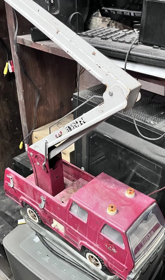 CAMIÓN DE BOMBEROS TONKA FUNDIDO A PRESIÓN CON ESCALERA EXTENSIBLE VINTAGE CAMIÓN DE BOMBEROS ROJO Foto 2 de 4