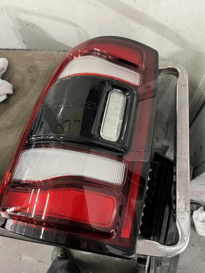 Lanterna traseira lateral esquerda Dodge Ram 2500 2024! Mopar - Imagem 2 de 4