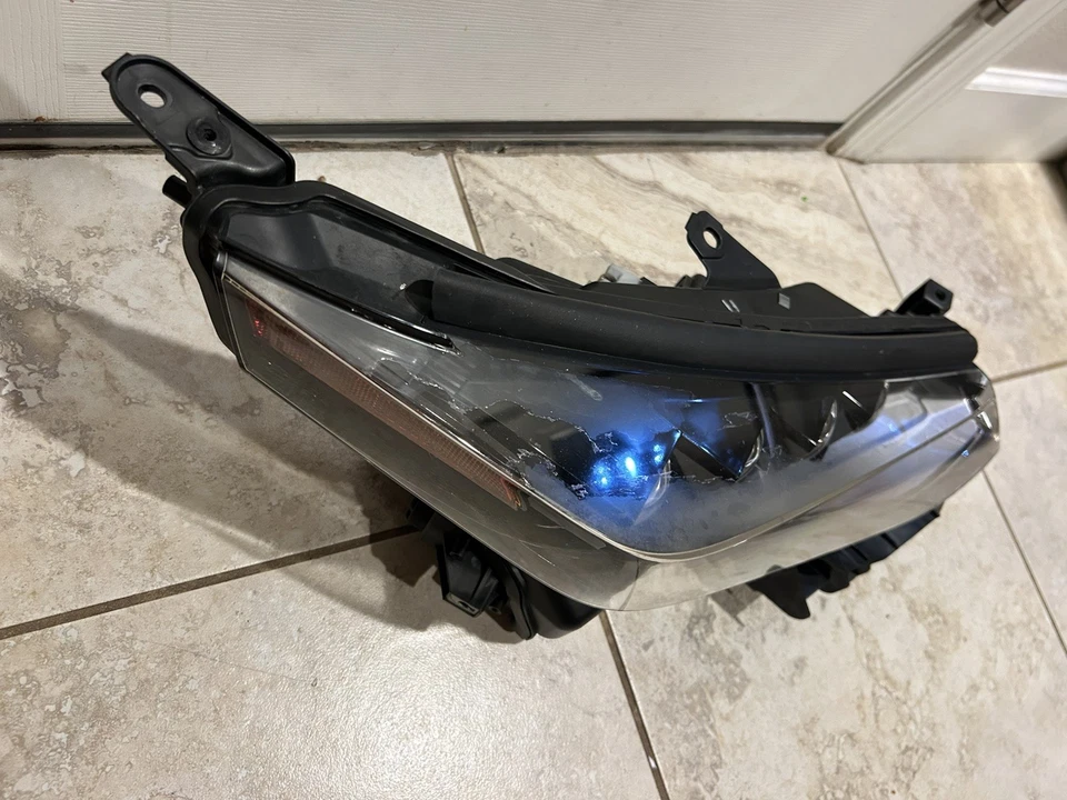 Toyota Mirai 2017 2018 2019 lado derecho LED faro carcasa de xenón fabricante de equipos originales usado Foto 3 de 4