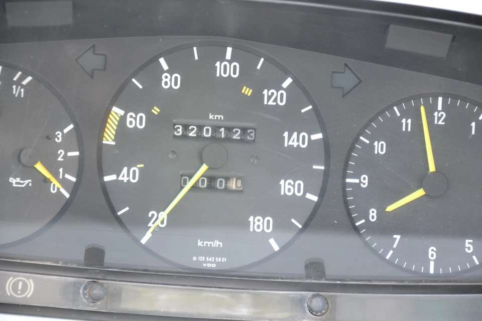 Velocímetro Cuadro Instrumentos Velocímetro Reloj MB W123 Mercedes Benz 180 km/h Foto 2 de 4