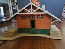 HO TRAINS- LIFE-LIKE TIMBERNECK GULCH DEPOT/ FREIGHT PLATFORM MODEL