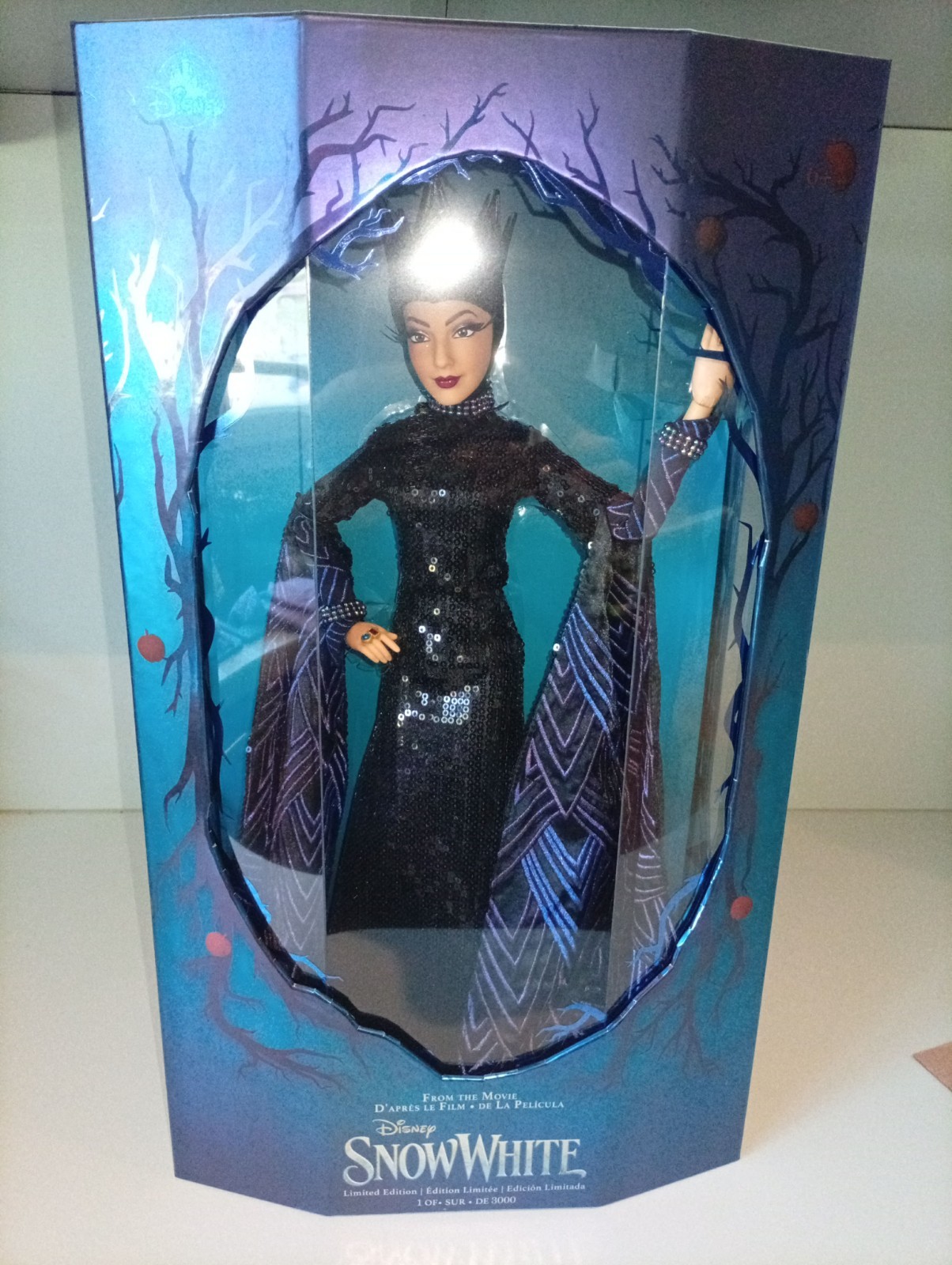 Méchante Reine Blanche Neige poupée Disney édition limitée en velours
