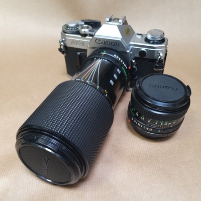 Spiegelreflex Camera Canon AE-1 mit 50 mm Objektiv und Canon  Zoom 70-210 mm 