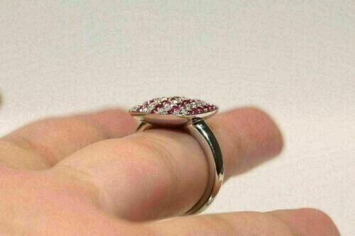 Alianza para mujer simulada de rubí y diamantes de 2 quilates enchapada en oro blanco de 14 k en plata Foto 2 de 4