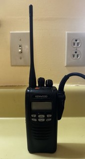 Kenwood NX 300 K UHF Two Way Radio KMC 41 Mic & Charger