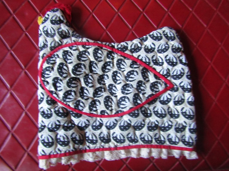 Vintage BLACK & CREAM Quilted CHICKEN/HEN Handmade TEA COZY - 1970's