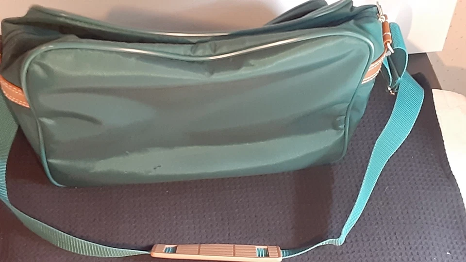 Bolso de Viaje Ricardo Beverly Hills Correa de Hombro Verde 17"x11"x7" Foto 3 de 4