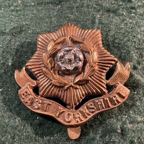 East Yorkshire Regiment Cap Badge. Bi metal. WW2.   PATINA.  db27