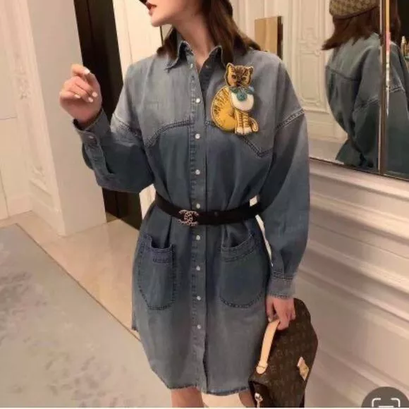 Robe Gucci neuve avec étiquette denim blanchi snap devant avec broche chat 3D manches longues taille 38