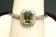 Beautiful Ladies Peridot Ring August's Birthstone Great Birthday Present 