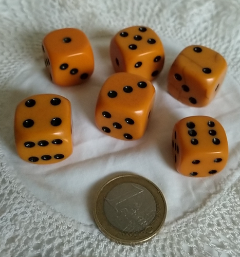 6 x Butterscotch Würfel - Bakelit -Catalin- Faux Amber- DDR Würfel - Bild 2 von 9