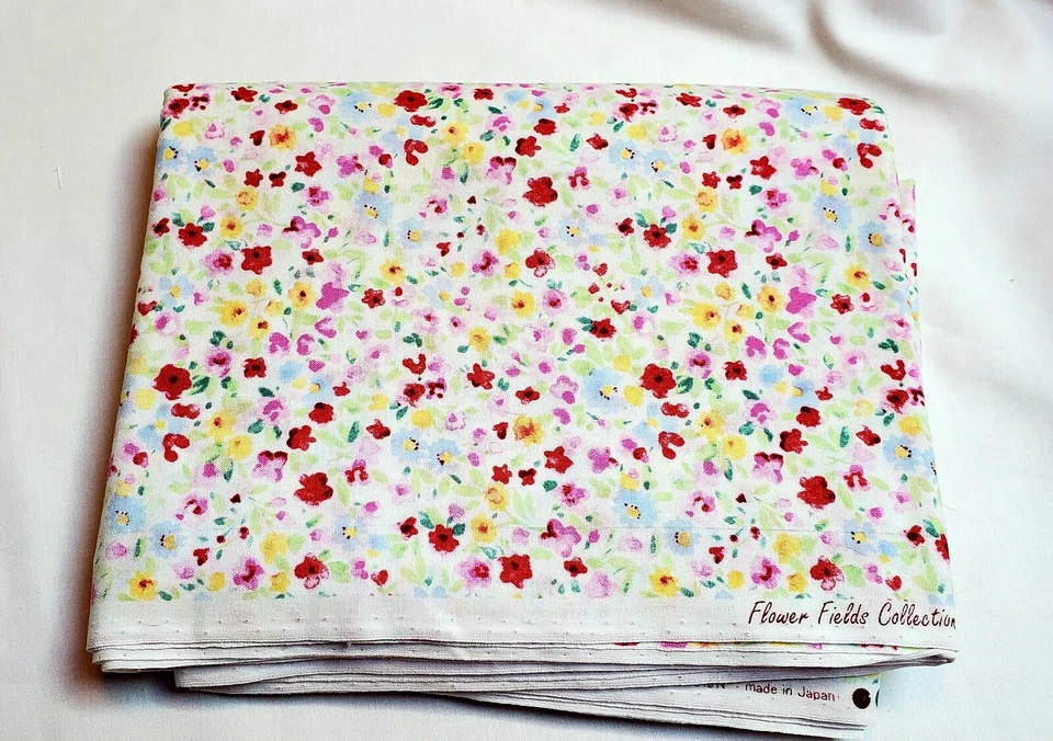 Colección Flower Fields #31728 de Lecien. 3 yardas. Vibrantes flores rosas y rojas. Foto 2 de 3