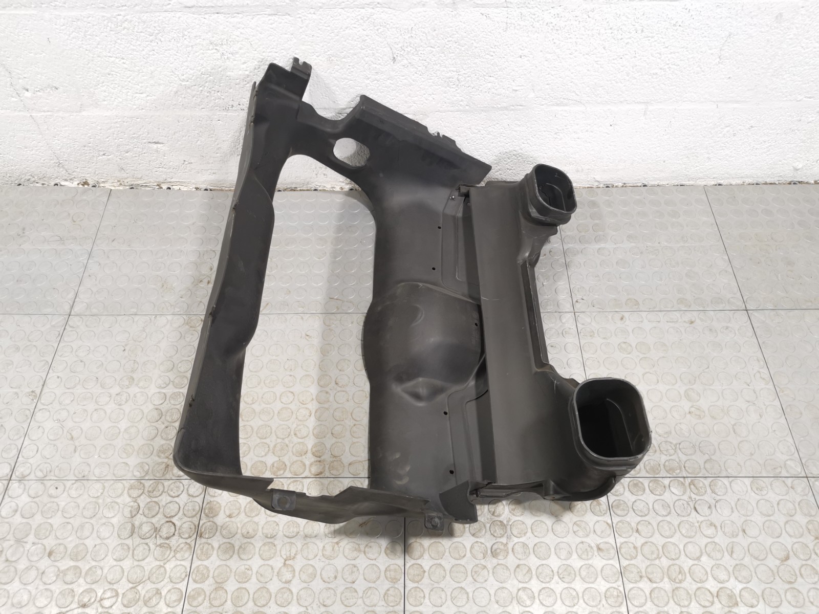 Maserati Granturismo 4.7 L 2014 RWD Front Radiator Air Guide Duct 10141182 OEM