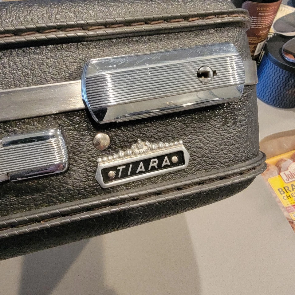 Maleta Maletín Vintage Carbón American Tourister Sin LLAVE TIARA Interior Rojo Foto 3 de 4