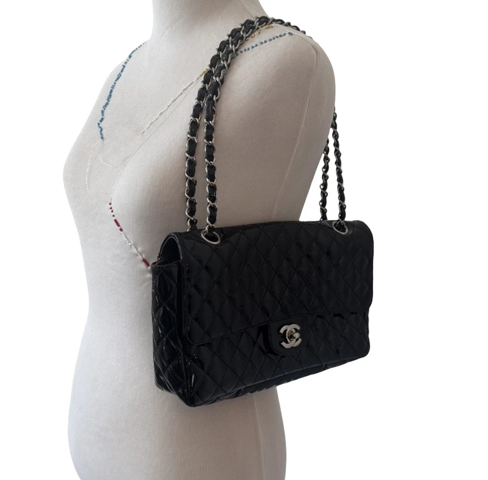 Bolso de hombro CHANEL clásico plateado herrajes charol/acolchado mediano cuero negro Foto 2 de 4