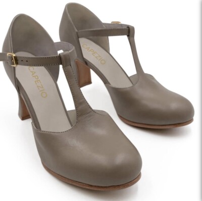 Capezio geschlossene Zehe T-Riemen Leder Charakter Schuhe Erwachsene