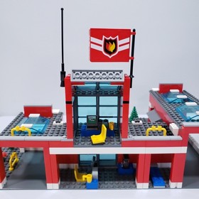 Lego 2007 City Fire Station 7945 No Box 1/3 Manuals 99% Complete