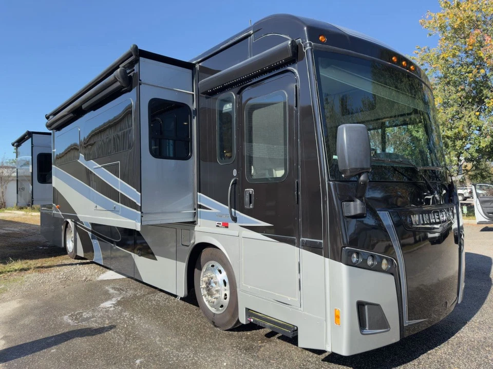 Winnebago Forza Class A Motorhome Freightliner Cummins Diesel 1-Owner Low Miles - Image 4 of 4