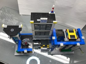 LEGO City 60047 Police Station good condition.  Complete with Manual.  RETIRED