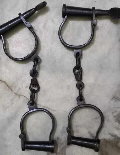 Paire De Manchettes De Jambe Chaînées Lourdes Style Vintage - Avec Serrure Et Clé Ancienne - Artisanal