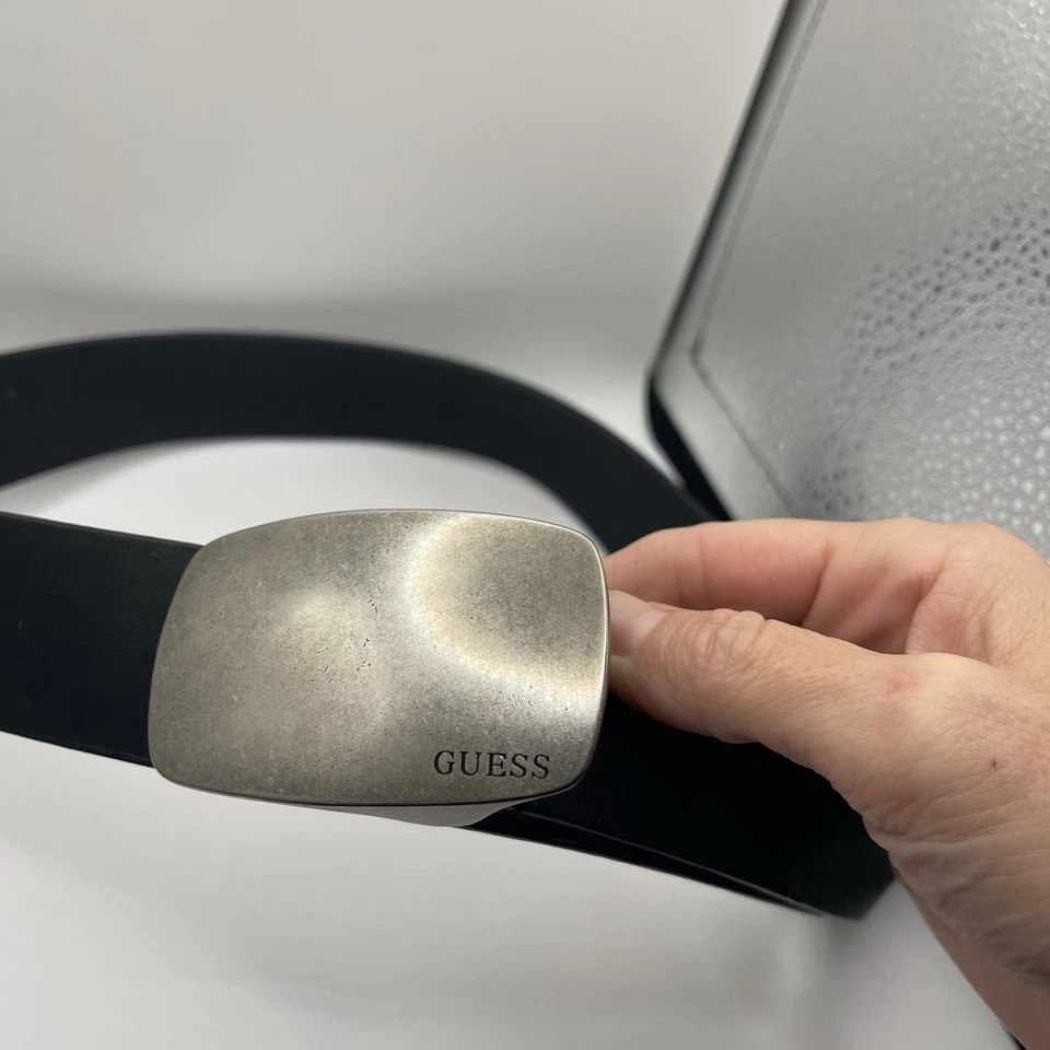 Cinturón GUESS de cuero negro con hebilla en tono plateado para mujer Foto 2 de 4