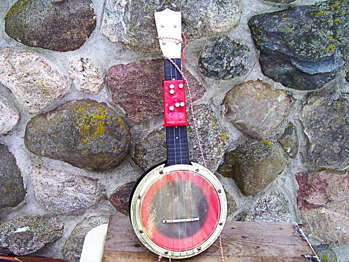SELDOM SEEN  1950s EMENEE TOY GOLDEN BANJO ~  W/CASE  & CHORD  PAYER  ATTACHMENT