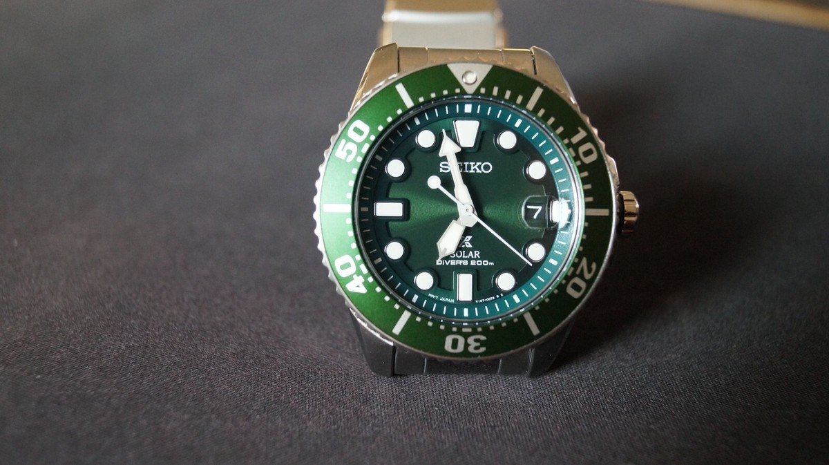 Seiko prospex 自動巻き　グリーン Seiko Prospex Asia Exclusive Green Dial Solar 200M Diver SNE579