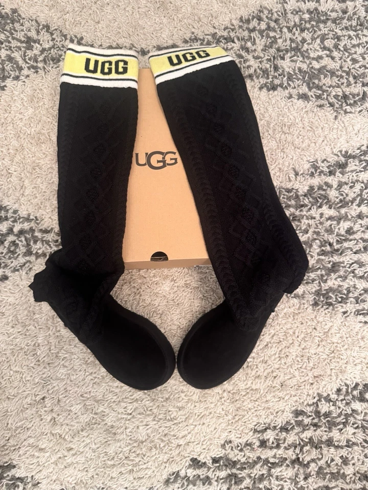 UGG NEGRO CON CLÁSICO SUÉTER LETRA Foto 3 de 4