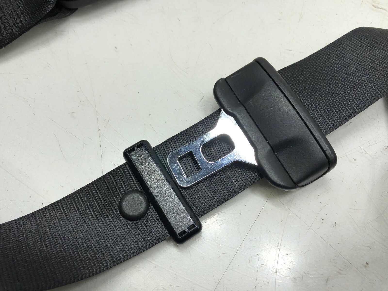 2014-2017 MASERATI GHIBLI RIGHT PASSENGER FRONT SEATBELT RETRACTOR OEM.